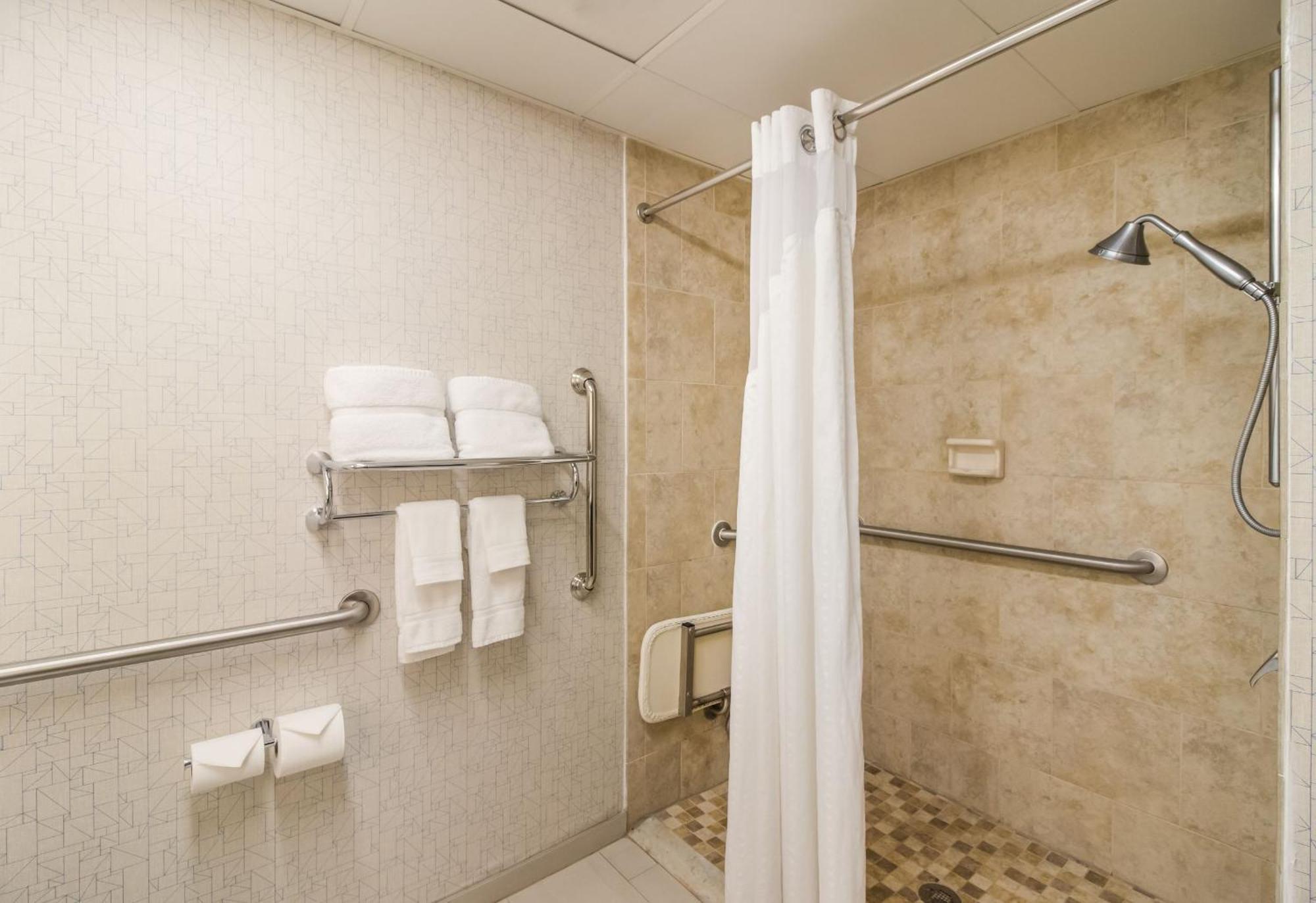 Hotel Clarion Pointe 2*